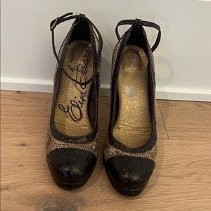 UNIQUE DISTRESSED BROWN AND CREAM HEELS SIZE 8